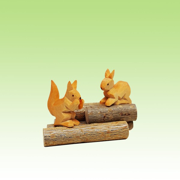 geschnitzte Eichhörnchen auf Holzstapel